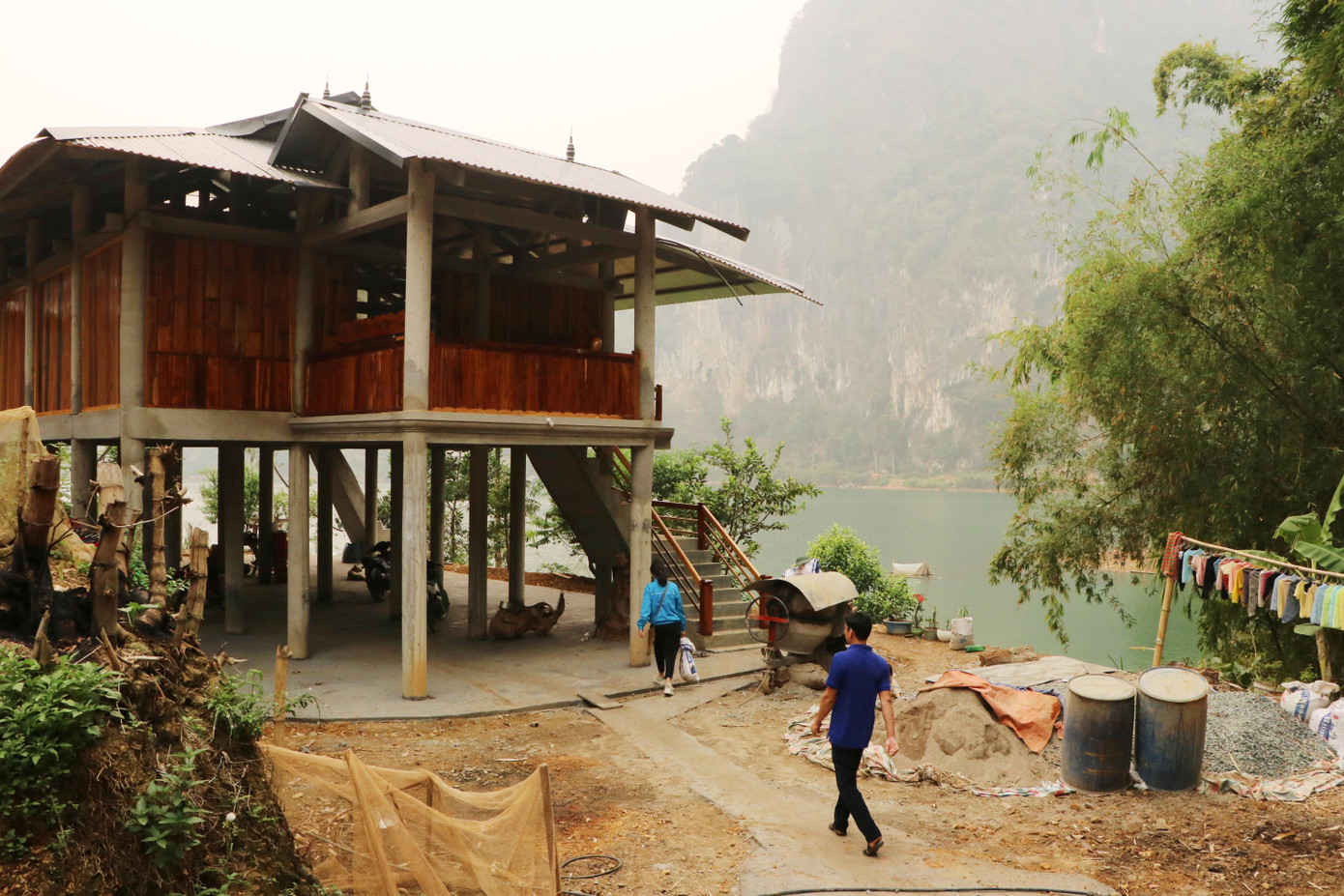Từ khởi nghiệp nuôi cá lồng, anh Lường Văn Chùm xây dựng được ngôi nhà khang trang. Từ khởi nghiệp nuôi cá lồng, anh Lường Văn Chùm xây dựng được ngôi nhà khang trang.