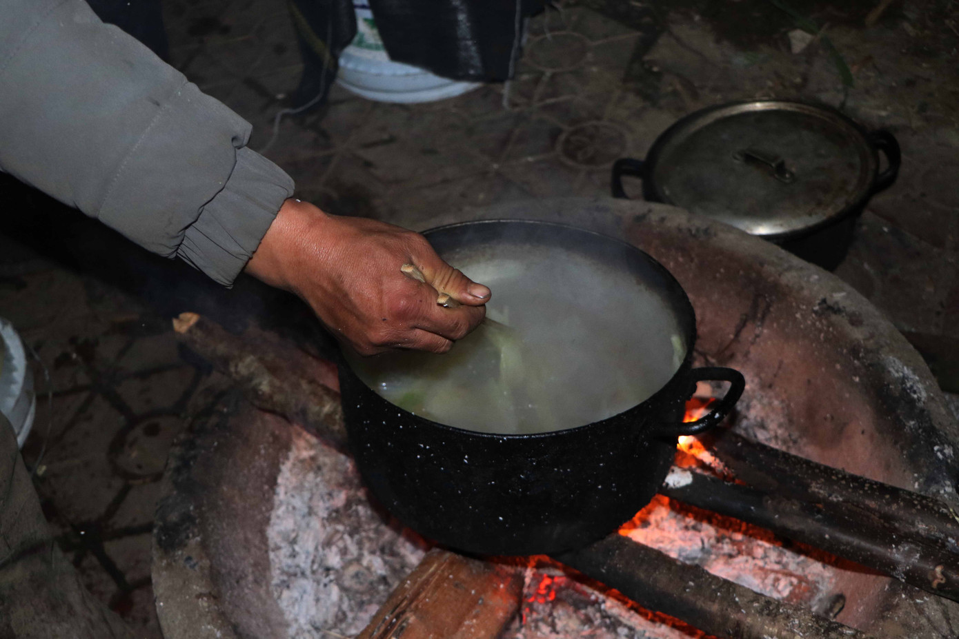 Những nồi canh nóng được những người đàn ông nấu vội để ăn rồi đi chở địa lan xuống bán.