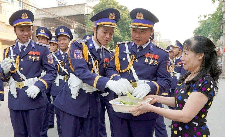 Người dân Điện Biên phát hoa quả miễn phí cho cán bộ, chiến sĩ tập luyện chuẩn bị cho Đại lễ.