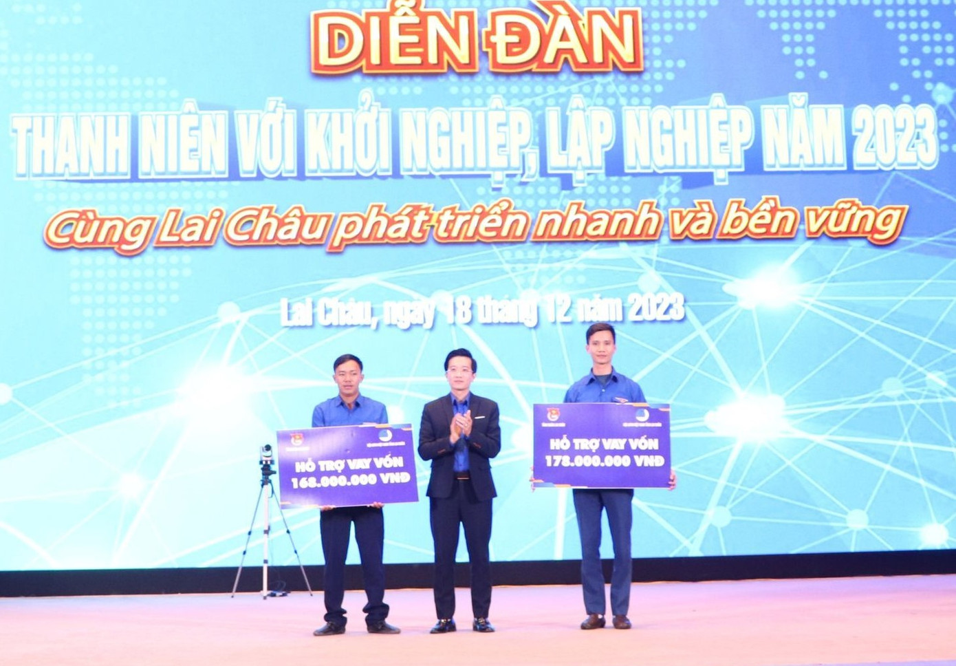 Bí thư Tỉnh Đoàn Lai Châu Nguyễn Tiến Thịnh trao nguồn vốn cho dự án của thanh niên khởi nghiệp. Bí thư Tỉnh Đoàn Lai Châu Nguyễn Tiến Thịnh trao nguồn vốn cho dự án của thanh niên khởi nghiệp.