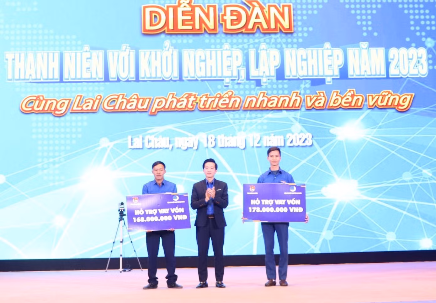 Bí thư Tỉnh Đoàn Lai Châu Nguyễn Tiến Thịnh trao nguồn vốn cho dự án của thanh niên khởi nghiệp.