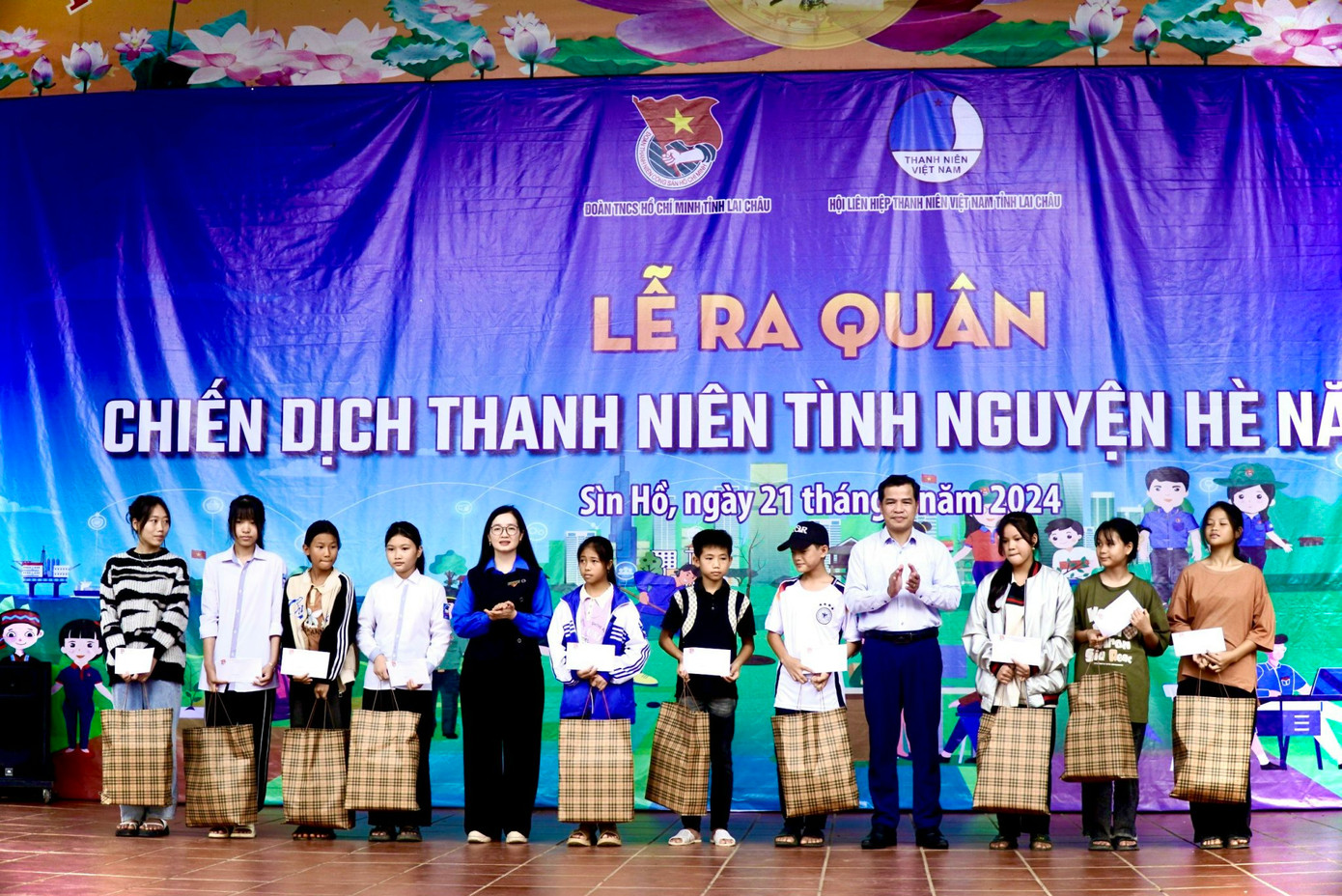 Tỉnh Đoàn Lai Châu tặng quà cho học sinh có hoàn cảnh khó khăn.