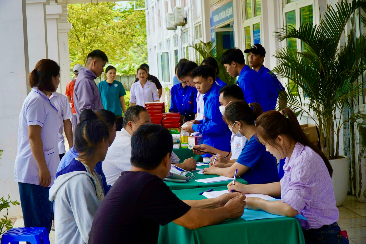 Đoàn viên thanh niên khám bệnh, cấp thuốc miễn phí cho người dân.