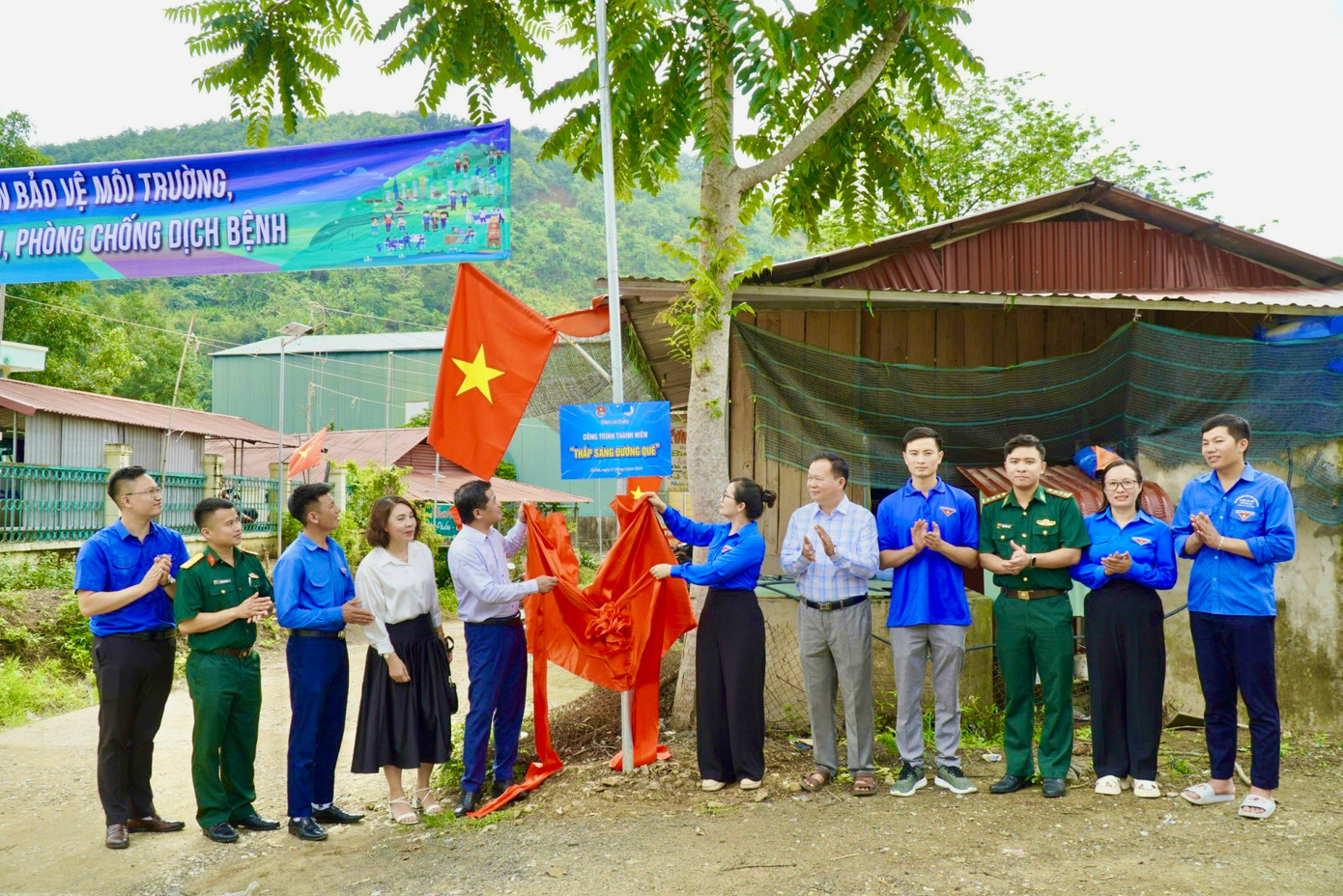 Tỉnh Đoàn Lai Châu và các đơn vị khánh thành công trình đường điện năng lượng mặt trời tại xã Nậm Cha, huyện Sìn Hồ.