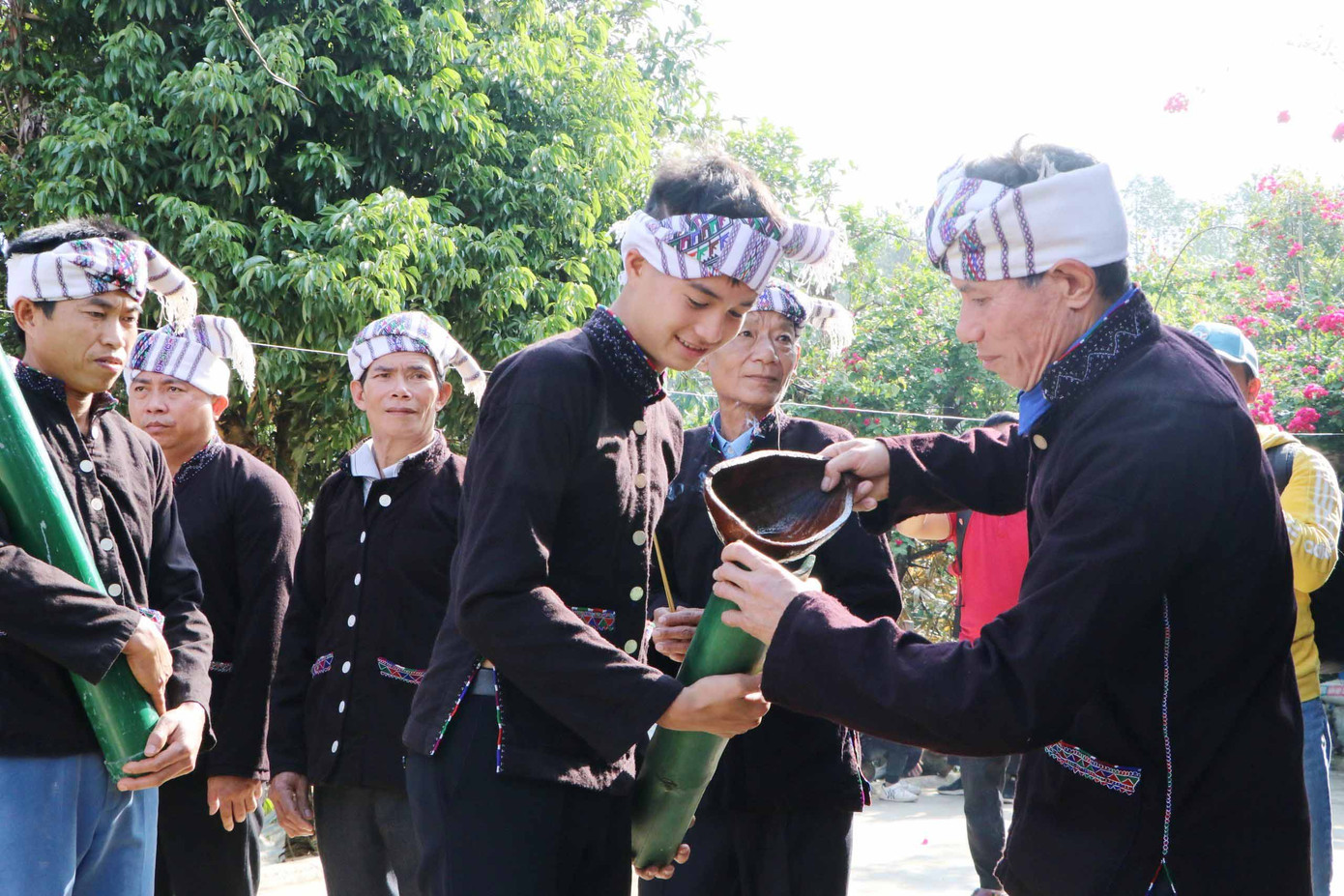 Đoàn đi xin nước mưa của các gia đình được bản lựa chọn, những gia đình này năm vừa qua mùa màng bội thu, làm ăn phát đạt, gia đình ấm no, hạnh phúc nhất bản. Đoàn đi xin nước mưa của các gia đình được bản lựa chọn, những gia đình này năm vừa qua mùa màng bội thu, làm ăn phát đạt, gia đình ấm no, hạnh phúc nhất bản.