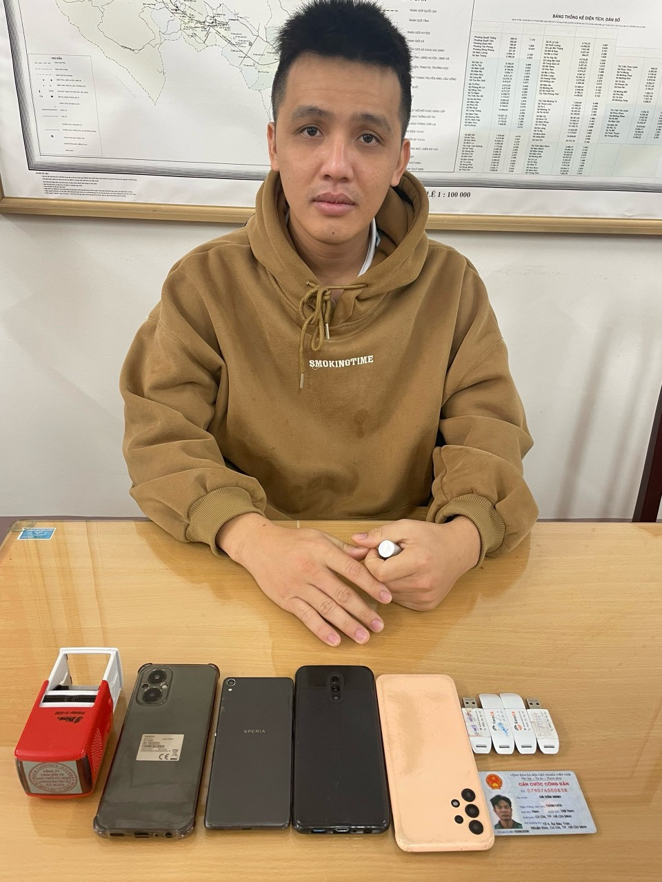 Bị can Trần Anh Tài cùng một số tang vật tại cơ quan công an. Bị can Trần Anh Tài cùng một số tang vật tại cơ quan công an.