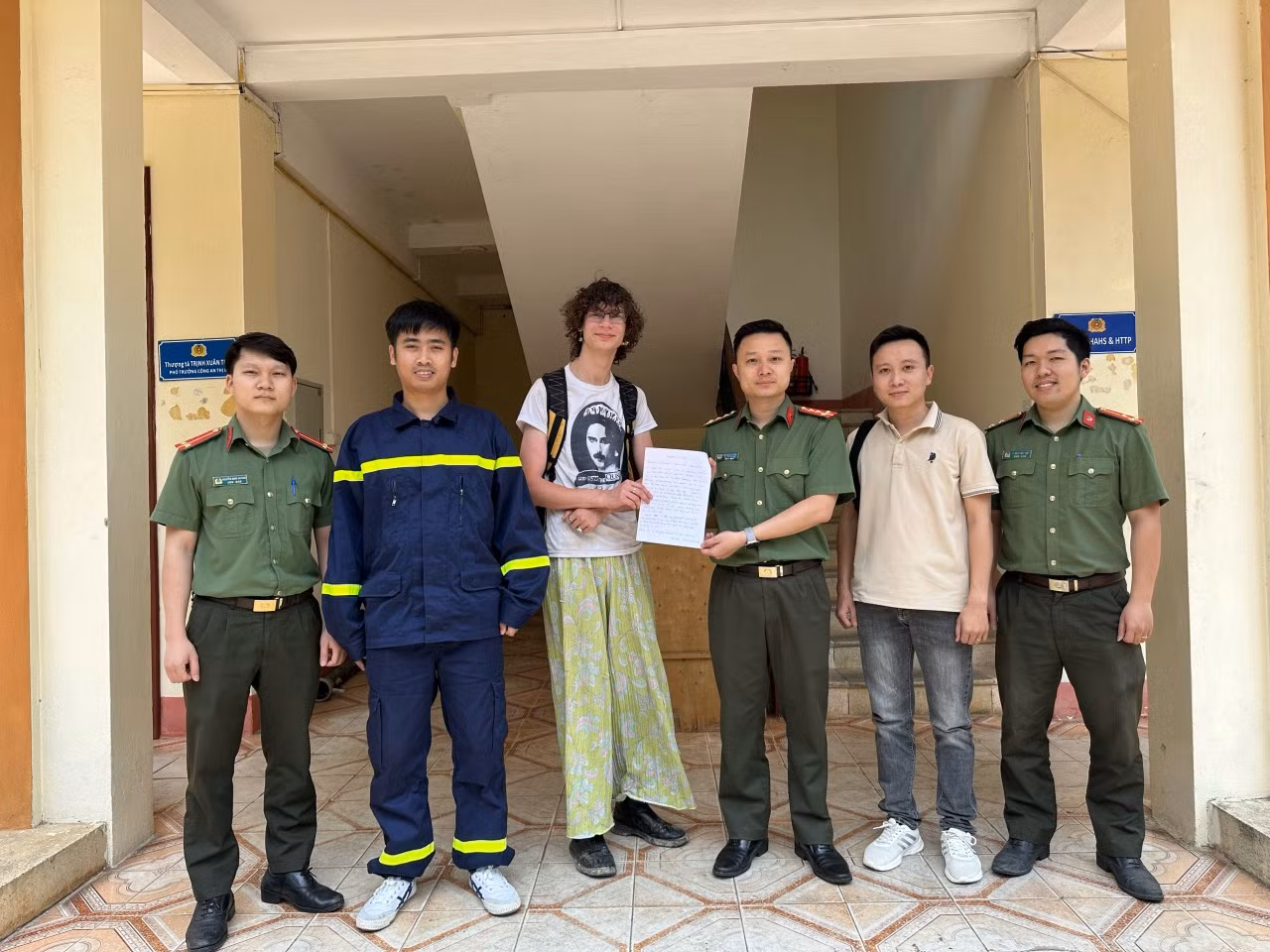 Anh Henwood Josheph Thomas viết thư cảm ơn Công an Việt Nam và lực lượng chức năng đã giúp đỡ, cứu giúp bản thân khi bị lạc trong rừng.