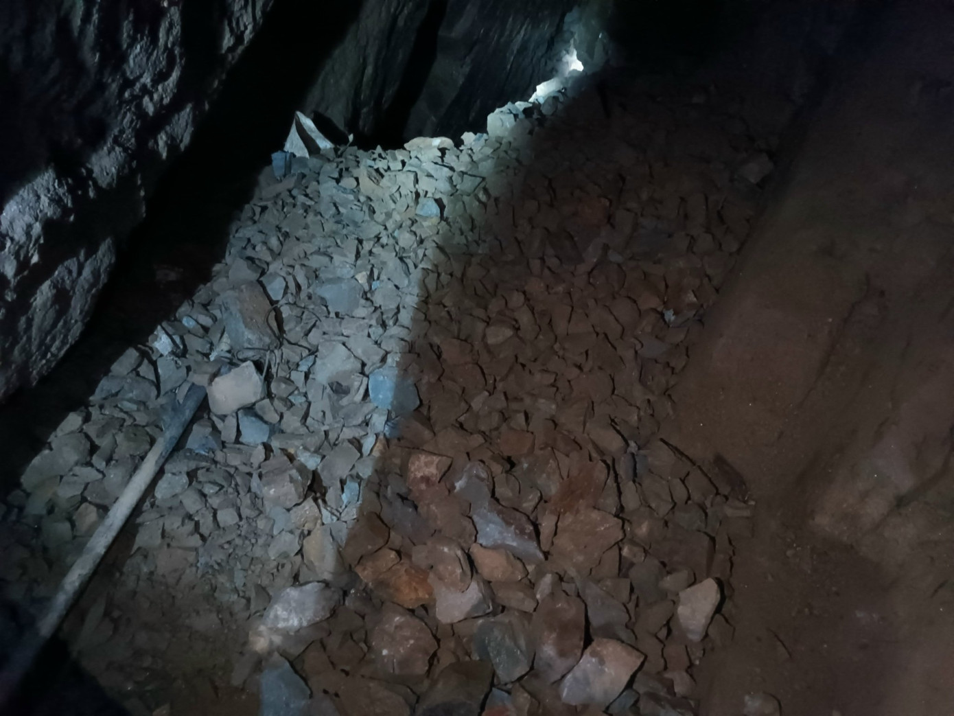 Tang vật quặng vàng. Tang vật quặng vàng.