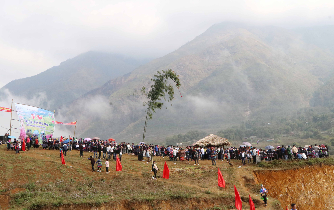 Đông đảo người dân tới xem hội Gầu Tào ở Tà Mung.