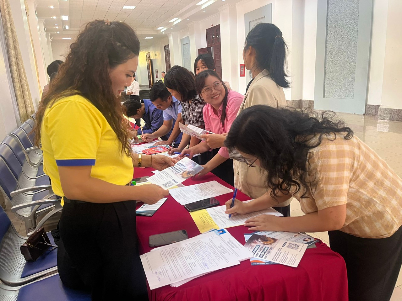 Người dân Lai Châu làm hồ sơ đăng ký hiến tặng mô, tạng. Người dân Lai Châu làm hồ sơ đăng ký hiến tặng mô, tạng.