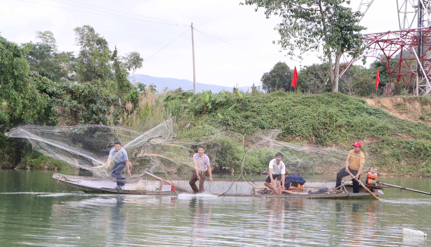 Nghi thức đánh cá đầu năm cầu may.
