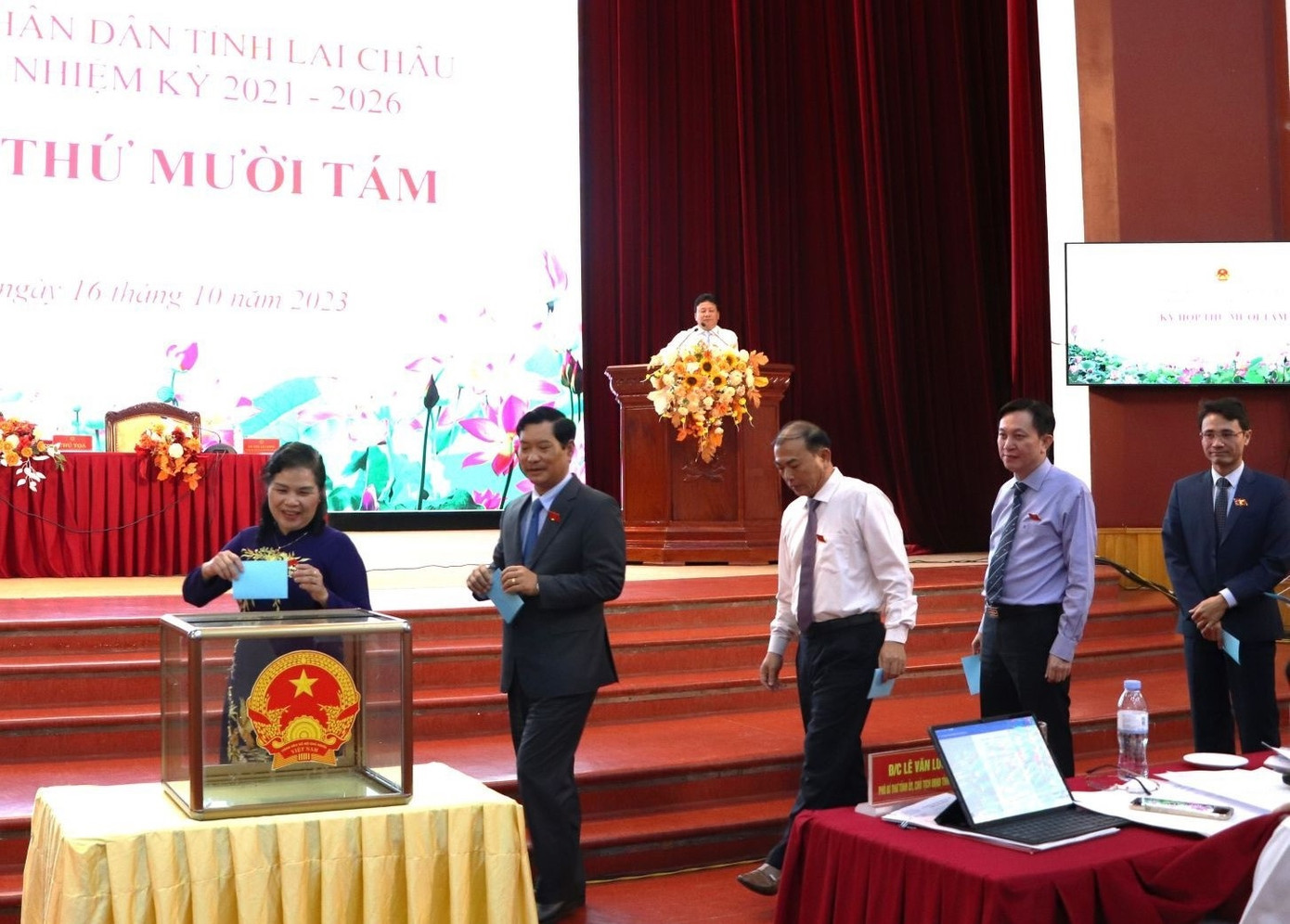 Đại biểu bỏ phiếu bầu Ủy viên UBND tỉnh Lai Châu.