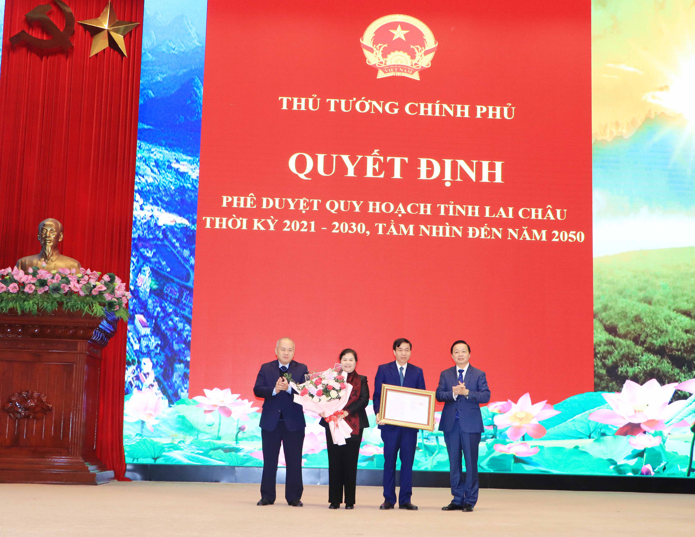 Phó Thủ tướng Chính phủ Trần Hồng Hà trao Quyết định phê duyệt Quy hoạch tỉnh Lai Châu thời kỳ 2021-2030, tầm nhìn đến 2050. Phó Thủ tướng Chính phủ Trần Hồng Hà trao Quyết định phê duyệt Quy hoạch tỉnh Lai Châu thời kỳ 2021-2030, tầm nhìn đến 2050.