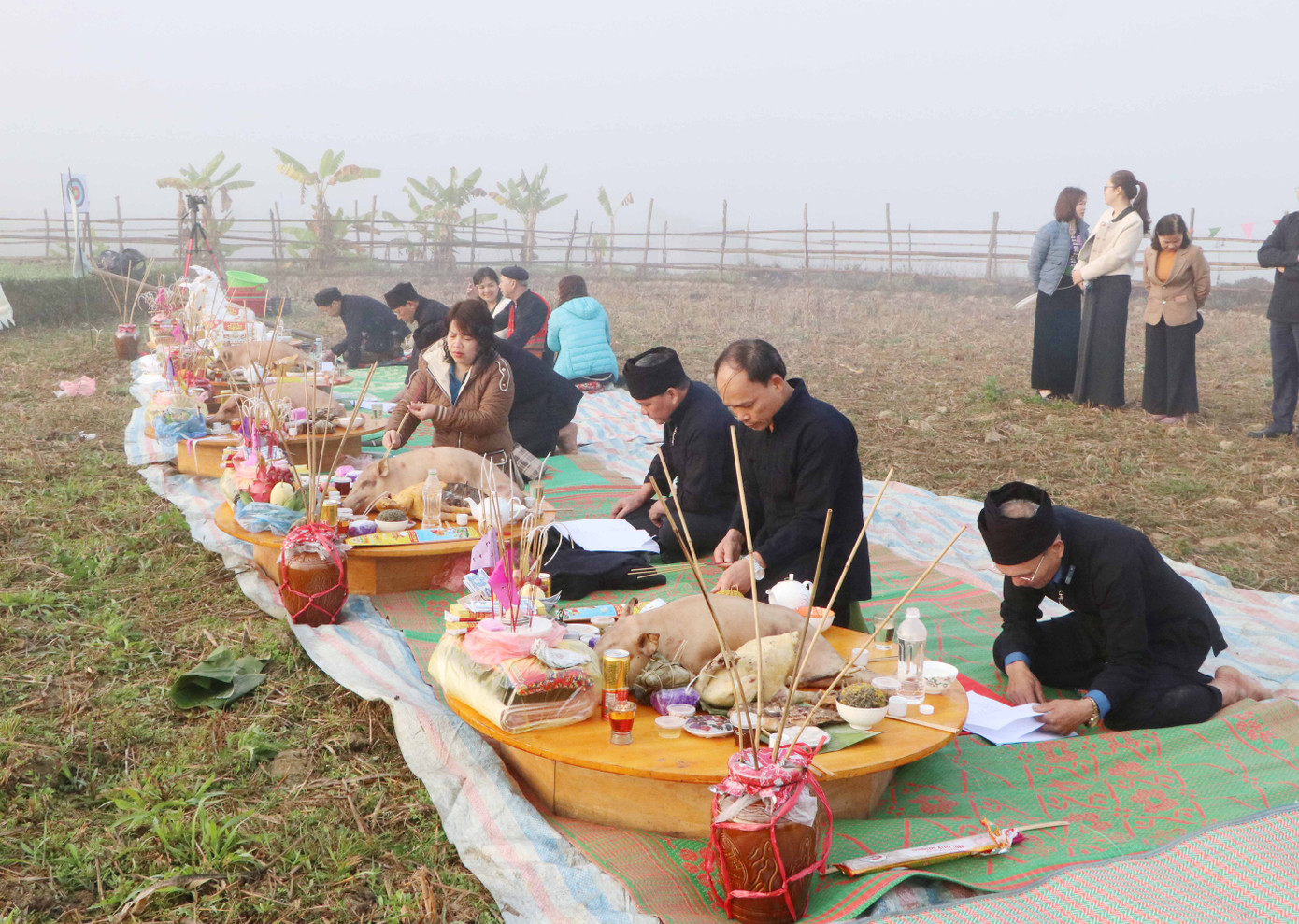 Mâm cúng Lễ hội Lùng tùng được chuẩn bị 5 mâm với lễ cúng gồm lợn luộc, gà luộc, xôi màu, hoa quả, tiền vàng, trầu cau, bánh, rượu, cá nướng... Riêng mâm cúng Nàng Han có thêm hai con ngựa.