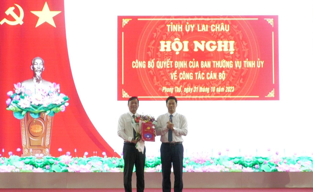 Phó Bí thư Thường trực Tỉnh uỷ Lai Châu Vũ Mạnh Hà trao quyết định cho ông Đinh Quang Tuấn. Phó Bí thư Thường trực Tỉnh uỷ Lai Châu Vũ Mạnh Hà trao quyết định cho ông Đinh Quang Tuấn.