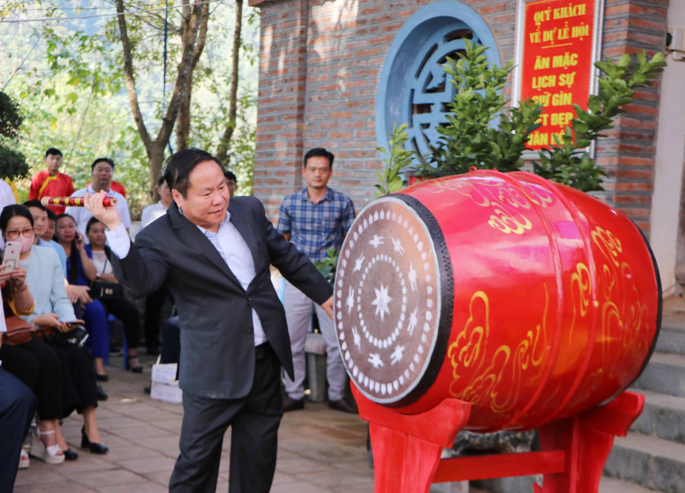 Phó Chủ tịch UBND tỉnh Lai Châu Tống Thanh Hải đánh trống khai hội Đền thờ Vua Lê Lợi. Phó Chủ tịch UBND tỉnh Lai Châu Tống Thanh Hải đánh trống khai hội Đền thờ Vua Lê Lợi.