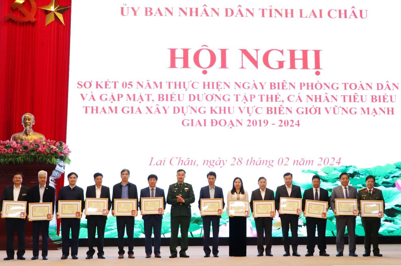 Thừa ủy quyền của Bộ Tư lệnh Bộ đội Biên phòng, Đại tá Vũ Khương - Cục trưởng Cục Kỹ thuật Bộ đội Biên phòng, trao kỷ niệm chương cho các cá nhân có thành tích xuất sắc. Thừa ủy quyền của Bộ Tư lệnh Bộ đội Biên phòng, Đại tá Vũ Khương - Cục trưởng Cục Kỹ thuật Bộ đội Biên phòng, trao kỷ niệm chương cho các cá nhân có thành tích xuất sắc.