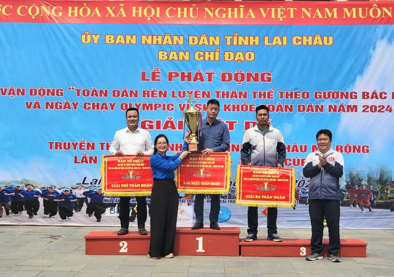 Ban Tổ chức trao Cúp BIDV và giải Nhất, Nhì, Ba toàn đoàn cho các đoàn.