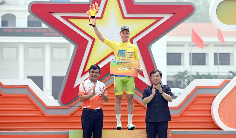 Phó Chủ tịch UBND tỉnh Điện Biên Vừ A Bằng và Tổng Giám đốc Đài Truyền hình TP. Hồ Chí Minh Cao Anh Minh trao chiếc áo vàng cho vận động viên Petr Rikunov đến từ đội đua của Tập đoàn Lộc Trời - An Giang.
