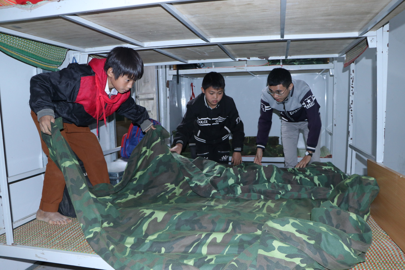 Các trường học ở Lai Châu chuẩn bị chăn ấm cho học sinh bán trú. Các trường học ở Lai Châu chuẩn bị chăn ấm cho học sinh bán trú.