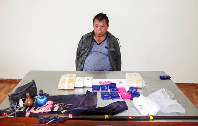 Đối tượng vận chuyển trái phép ma túy Và Ly cùng tang vật tại cơ quan điều tra. Ảnh: Anh Dũng.