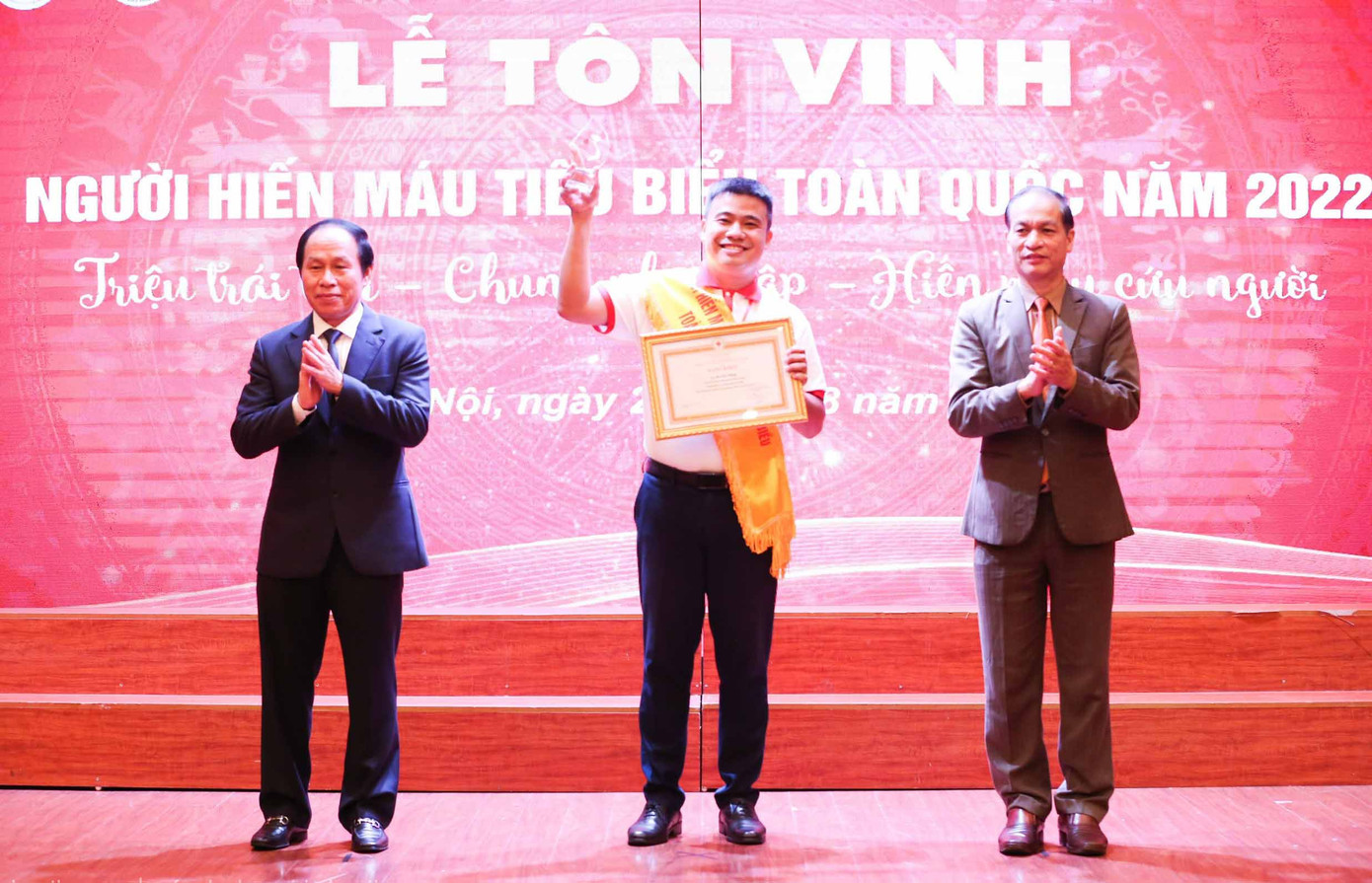 Anh Bùi Đức Phong vinh dự là một trong 100 người được tôn vinh hiến máu tiêu biểu toàn quốc năm 2022. Anh Bùi Đức Phong vinh dự là một trong 100 người được tôn vinh hiến máu tiêu biểu toàn quốc năm 2022.