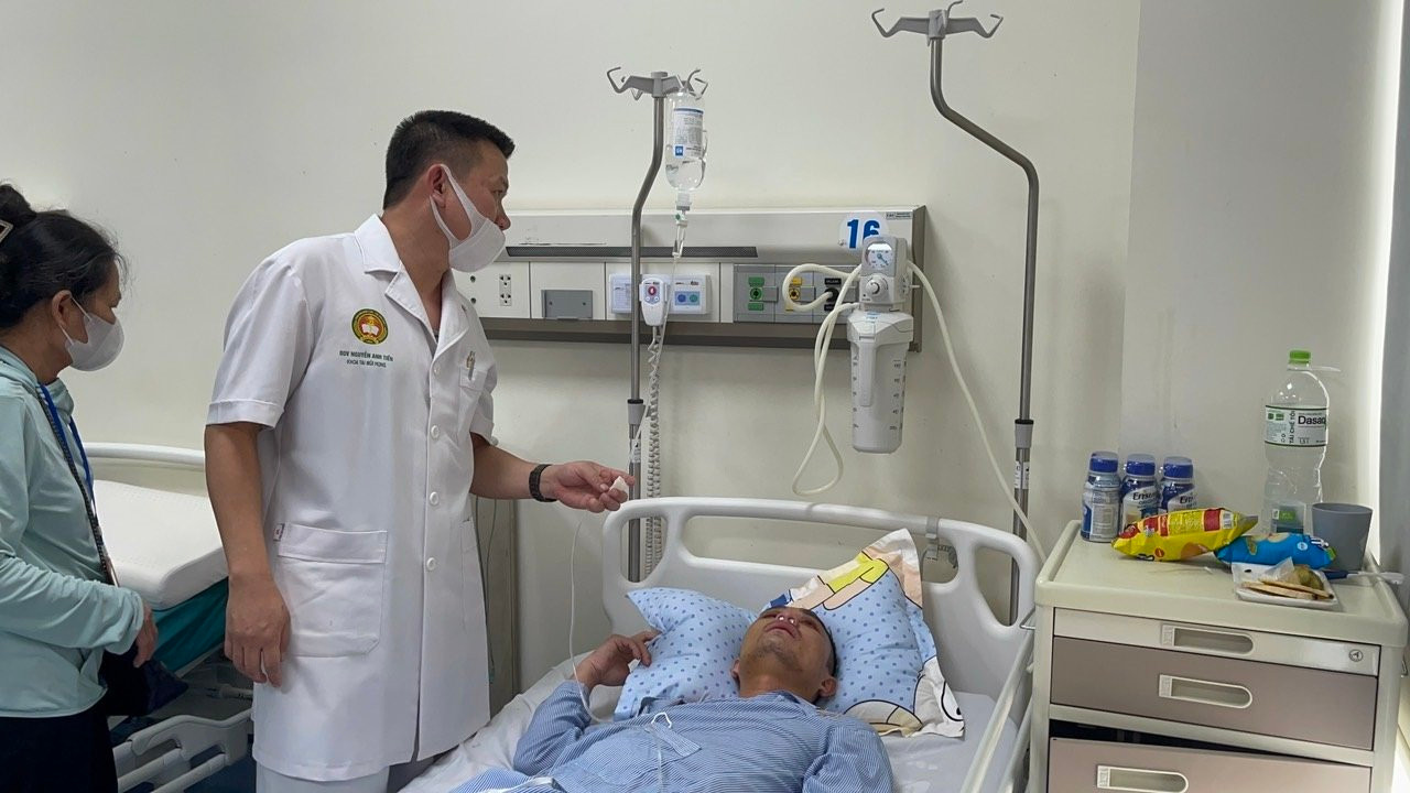 Anh Nguyễn Hữu Công đang được điều trị tại Bệnh viện Quân y 103.