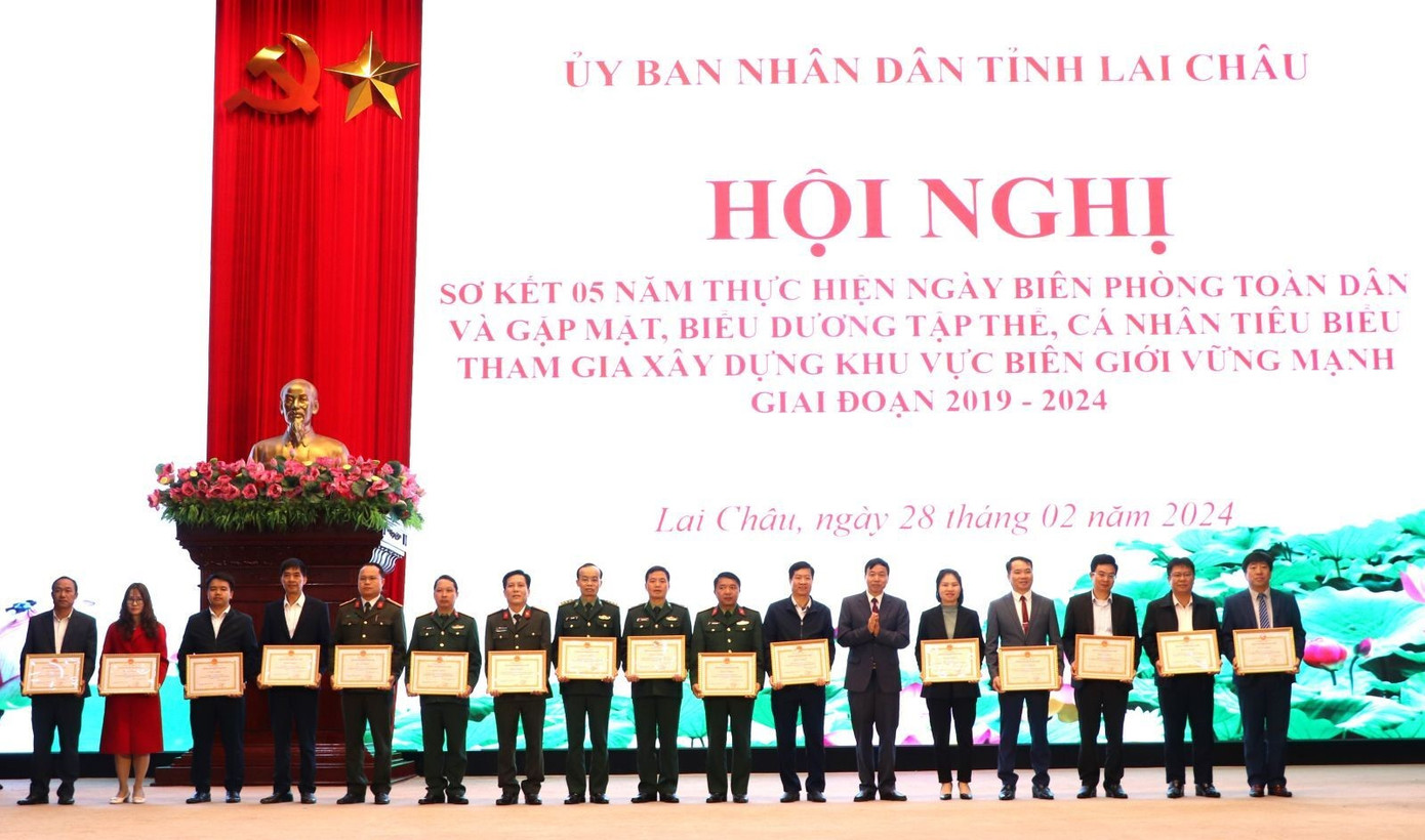 Chủ tịch UBND tỉnh Lai Châu Lê Văn Lương tặng bằng khen cho các tập thể có thành tích xuất sắc. Chủ tịch UBND tỉnh Lai Châu Lê Văn Lương tặng bằng khen cho các tập thể có thành tích xuất sắc.