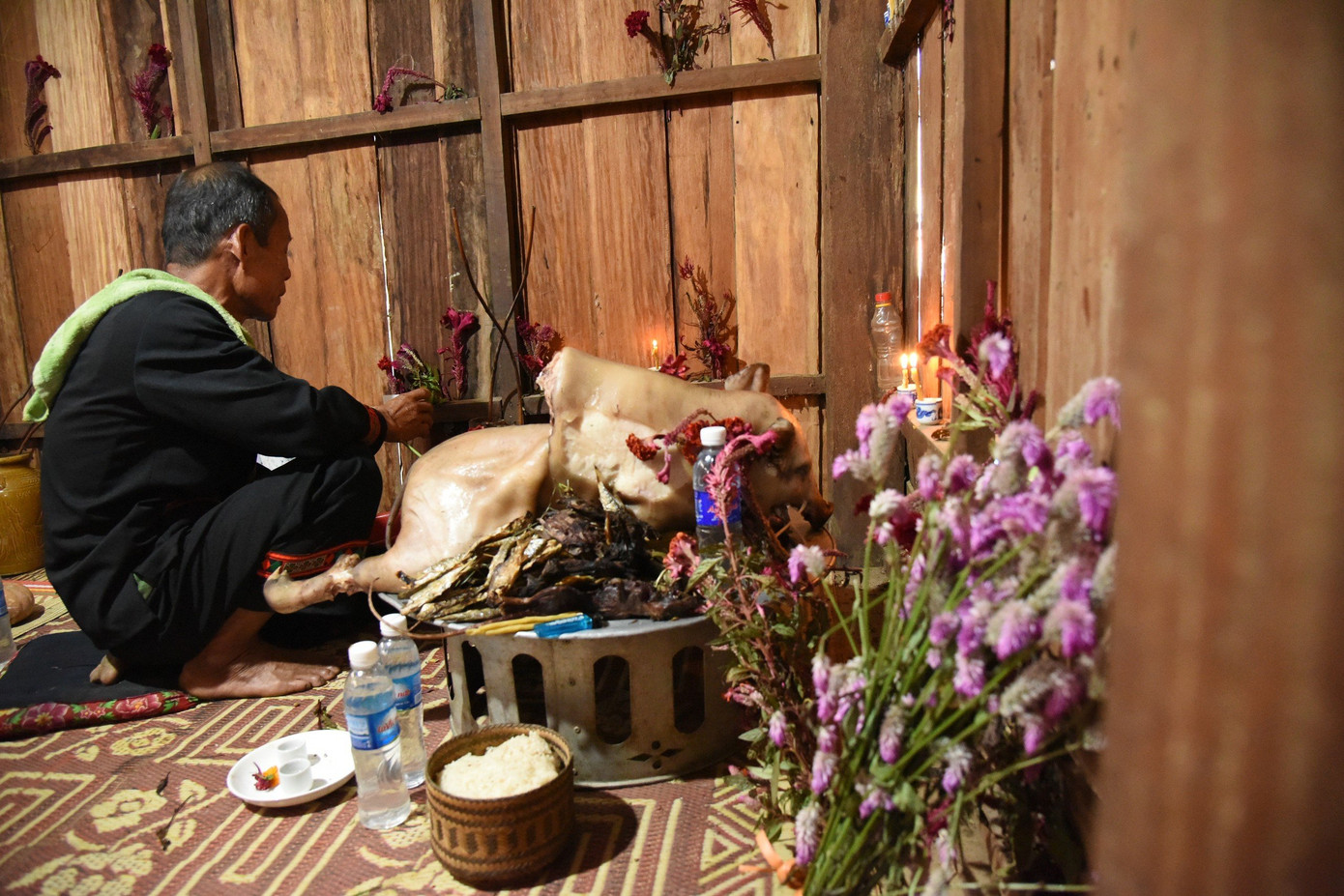 Người dân trong bản sẽ dâng lễ vật gồm: Gạo, bánh chưng, củ, quả đã trồng được trên nương tại nhà thầy cúng.