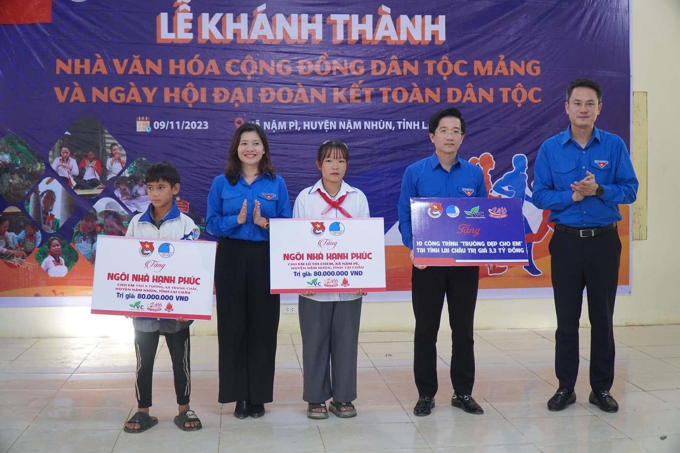 Nhà tài trợ tặng 2 “Ngôi nhà hạnh phúc”, mỗi ngôi nhà trị giá 80 triệu đồng cho em Tào A Tường, xã Trung Chải và em Lò Thị Chem, xã Nậm Pì, huyện Nậm Nhùn. Nhà tài trợ tặng 2 “Ngôi nhà hạnh phúc”, mỗi ngôi nhà trị giá 80 triệu đồng cho em Tào A Tường, xã Trung Chải và em Lò Thị Chem, xã Nậm Pì, huyện Nậm Nhùn.