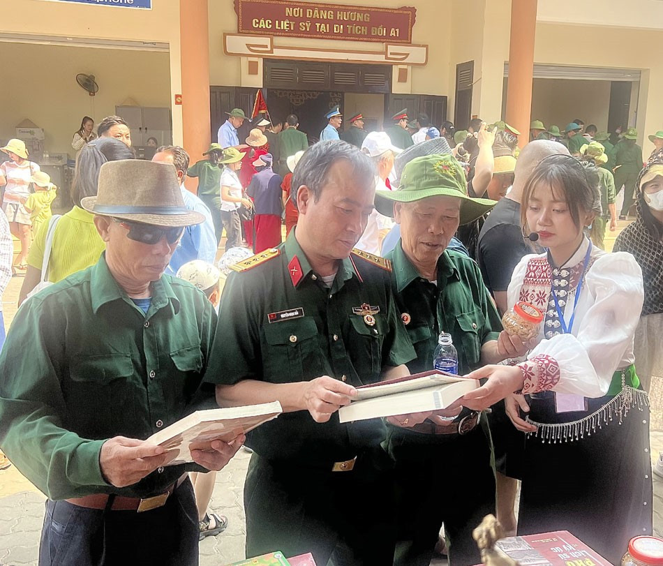 Tình nguyện viên Điện Biên giới thiệu các điểm du lịch tới du khách.