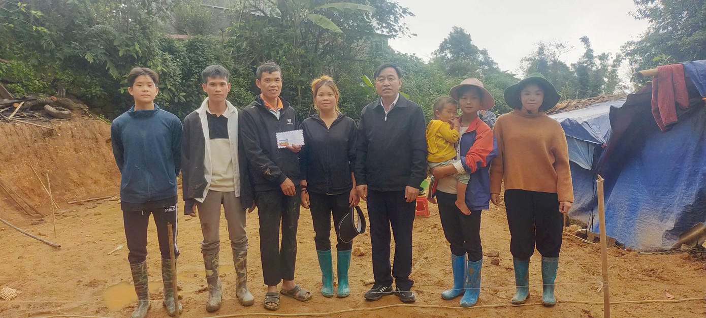 Chủ tịch Ủy ban MTTQ Việt Nam huyện Phong Thổ Giàng A Vư (thứ 3 bên phải) trao hỗ trợ của Báo Tiền phong cho gia đình Anh Tẩn Chỉn Niền. Chủ tịch Ủy ban MTTQ Việt Nam huyện Phong Thổ Giàng A Vư (thứ 3 bên phải) trao hỗ trợ của Báo Tiền phong cho gia đình Anh Tẩn Chỉn Niền.