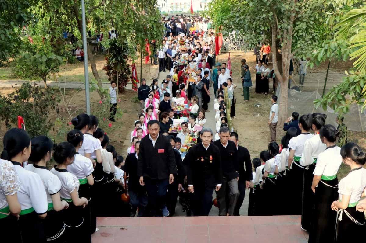 Đoàn rước vào đền thờ Nàng Han để làm lễ.