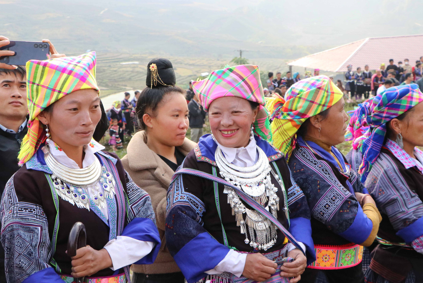 Đồng bào dân tộc Mông xúng xính trong bộ trang phục truyền thống đi chơi hội.