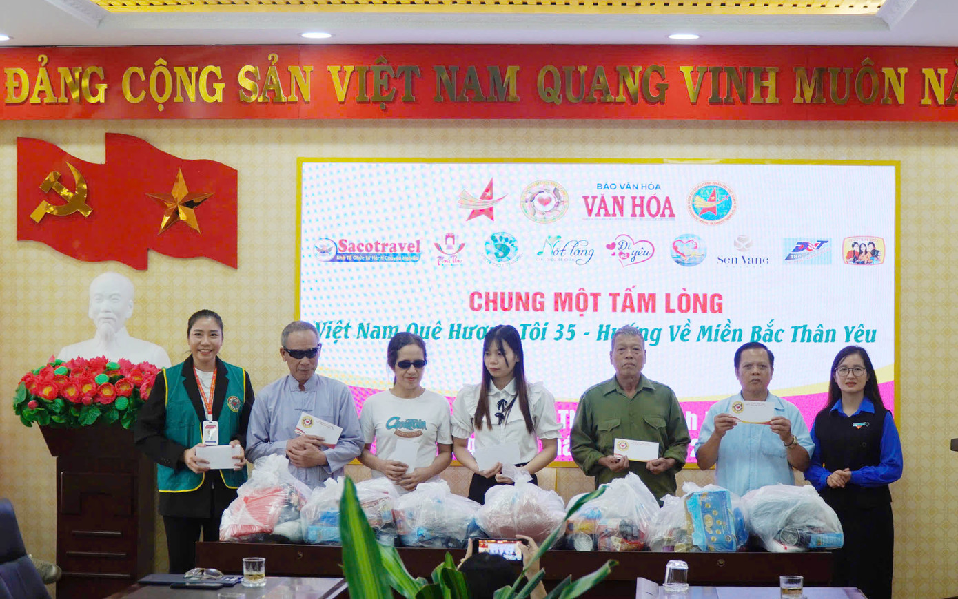 Phó Bí thư Tỉnh Đoàn Lai Châu Vừ Thị Mai Dinh tặng quà các nạn nhân chất độc da cam/Dioxin và người mù.