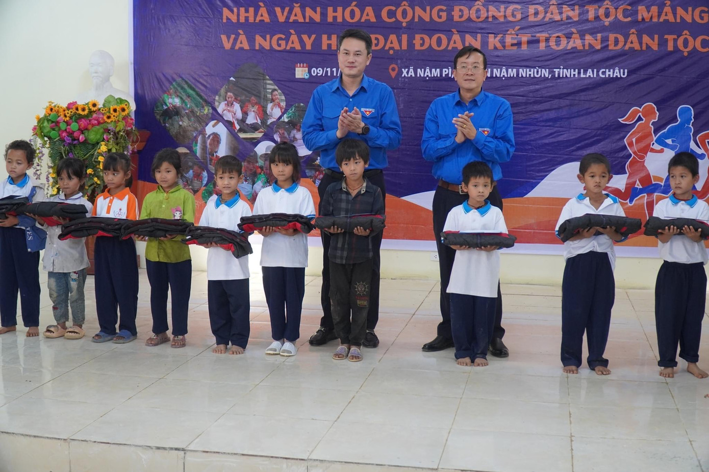 Trung ương Đoàn và Nhà tài trợ tặng 20 áo ấm cho các học sinh. Trung ương Đoàn và Nhà tài trợ tặng 20 áo ấm cho các học sinh.