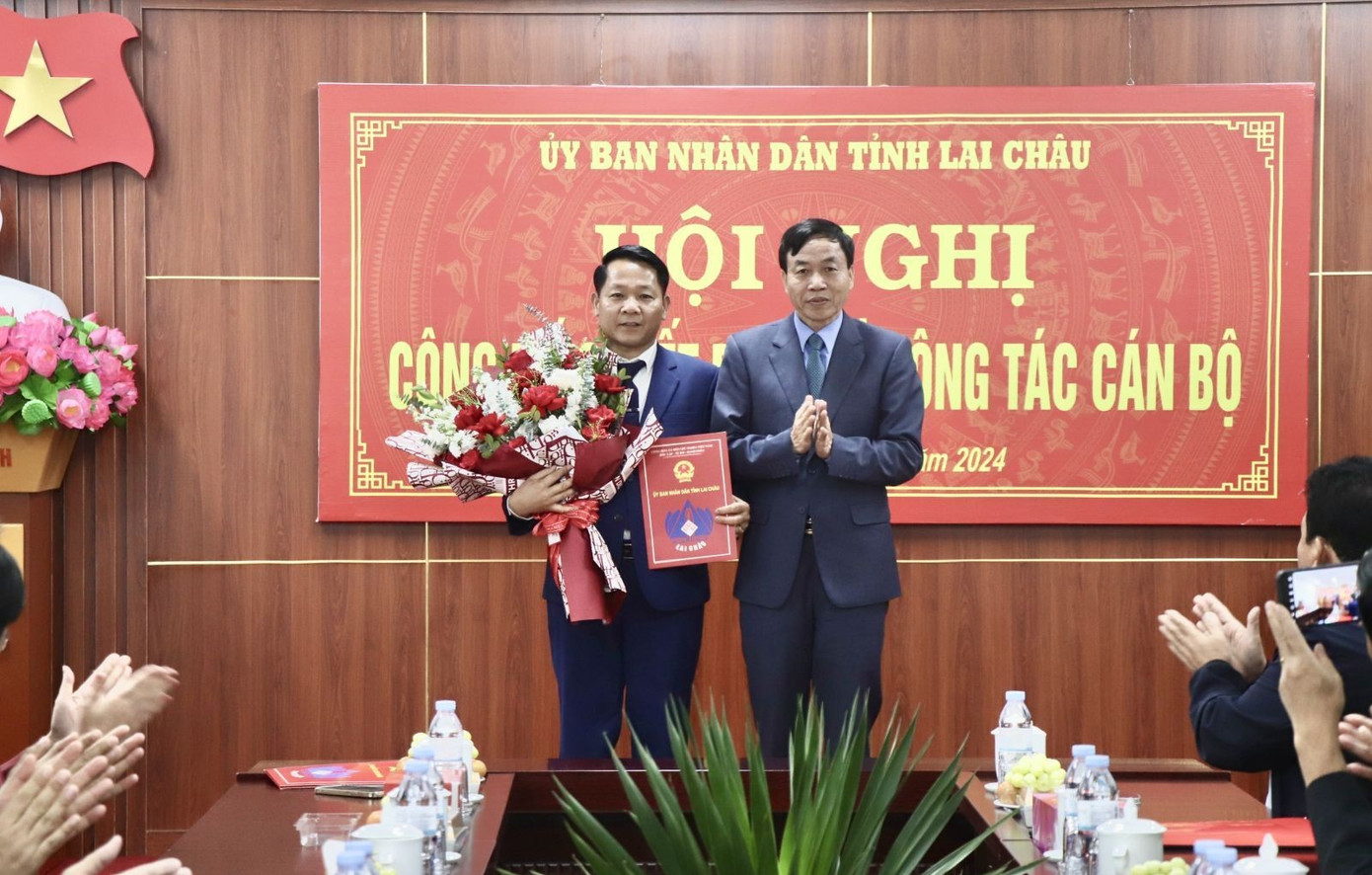 Chủ tịch UBND tỉnh Lai Châu Lê Văn Lương trao Quyết định và tặng hoa chúc mừng đồng chí Trần Đức Hiển. Chủ tịch UBND tỉnh Lai Châu Lê Văn Lương trao Quyết định và tặng hoa chúc mừng đồng chí Trần Đức Hiển.
