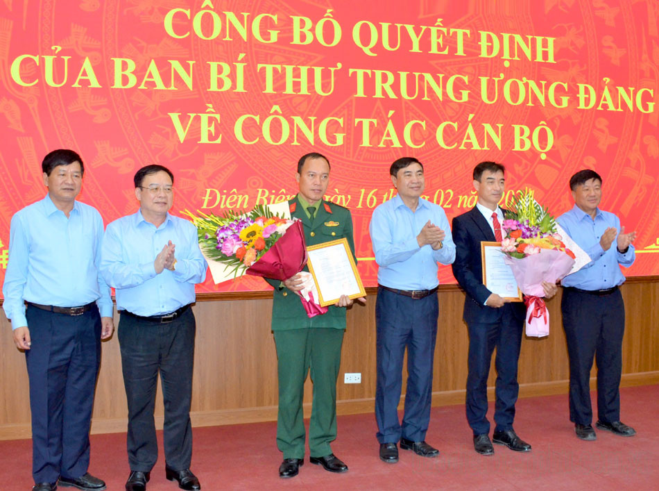 Tặng hoa chúc mừng 2 tân ủy viên Ban Chấp hành Đảng bộ tỉnh Điện Biên, nhiệm kỳ 2020-2025.
