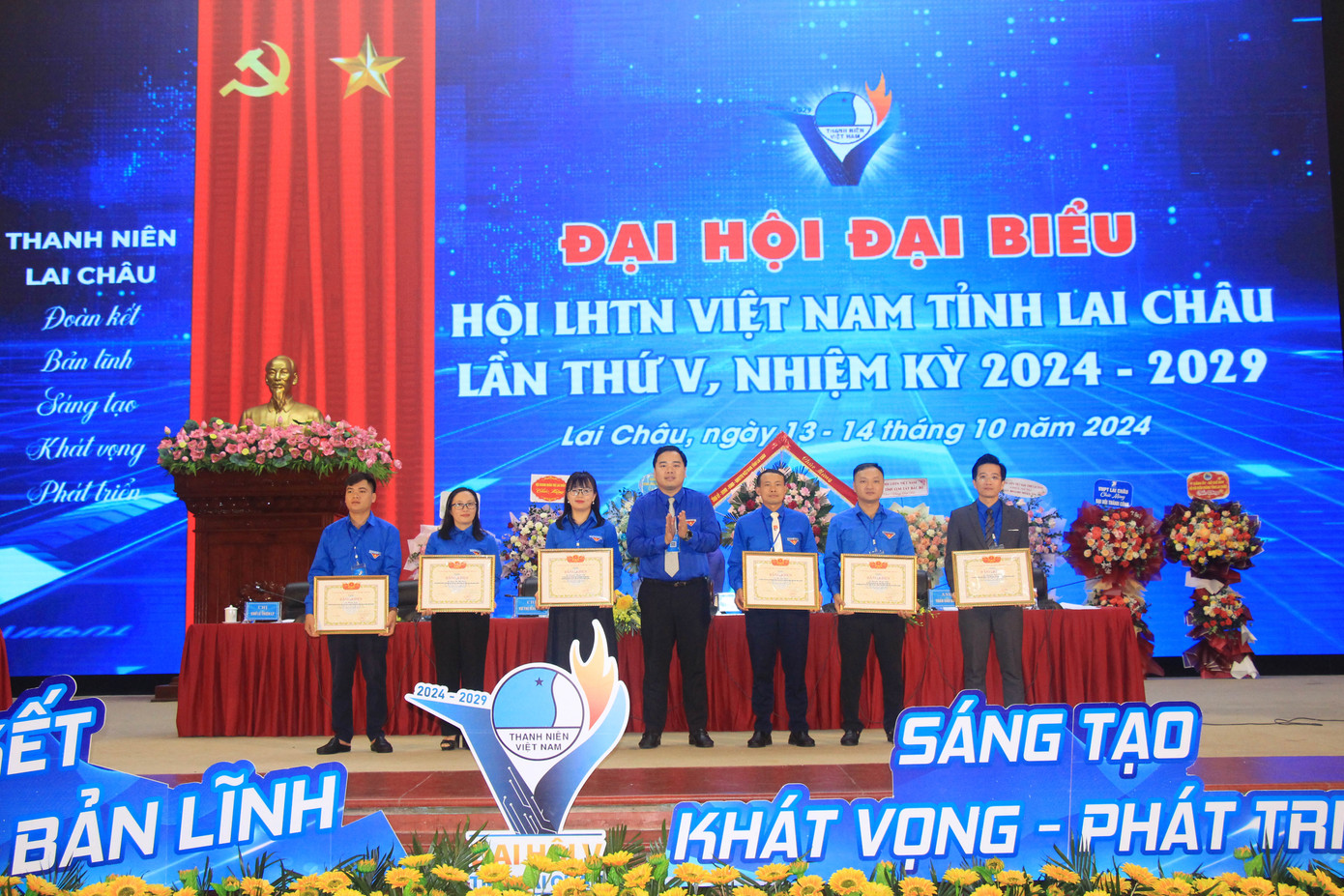 Phó Chủ tịch Trung ương Hội LHTN Việt Nam Nguyễn Xuân Hiếu tặng Bằng khen cho các cá nhân.