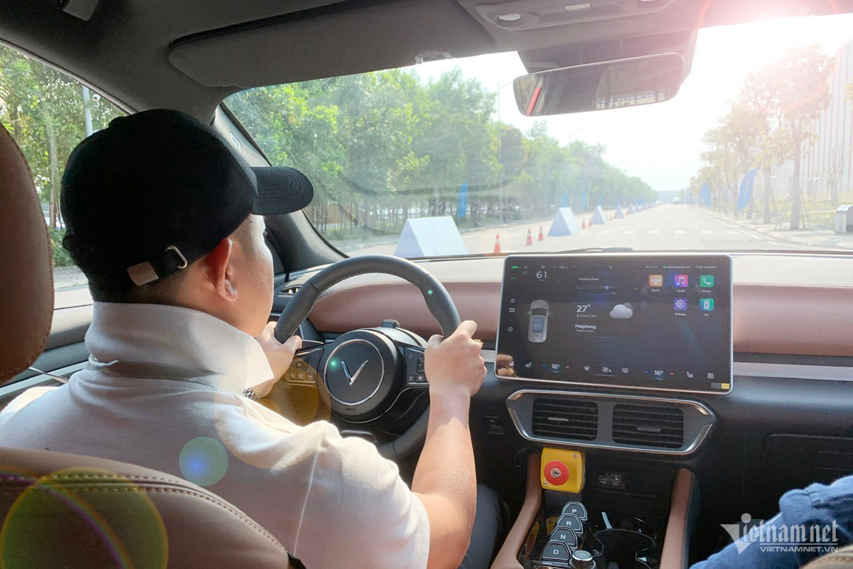 Đeo kính mát, đội mũ lưỡi trai sẽ hạn chế đáng kể việc phải nheo mắt khi lái xe ngược nắng.