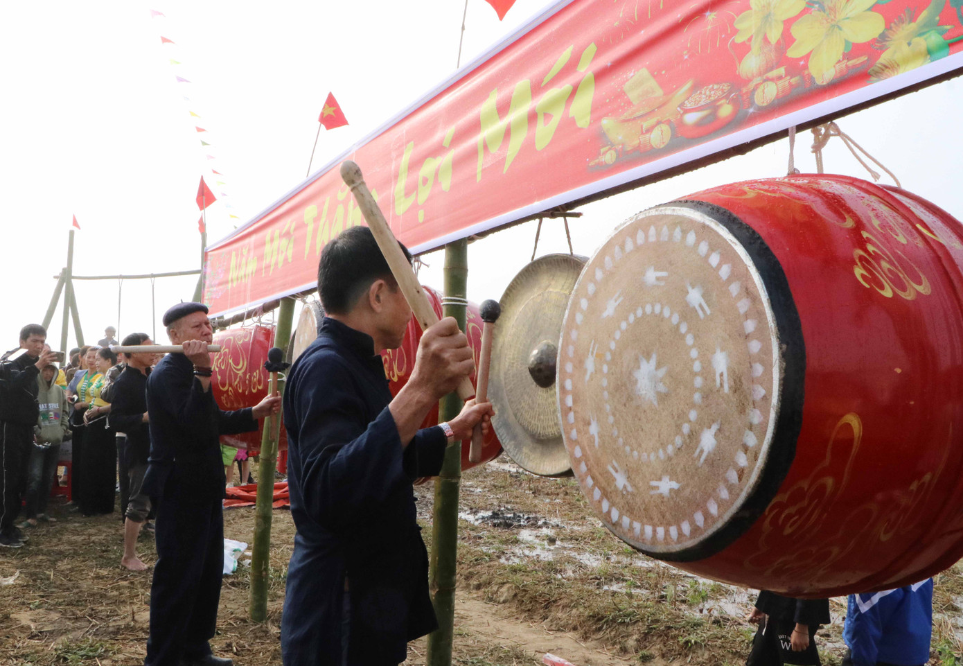Người có uy tín trong bản, trong xã đánh trống và chiêng khai hội.