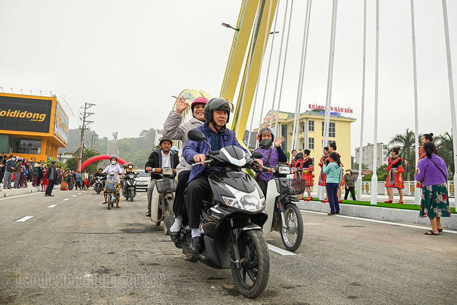 Người dân Tp.Điện Biên Phủ, tỉnh Điện Biên lưu thông qua cầu Thanh Bình mới. (Ảnh: Báo Điện Biên)