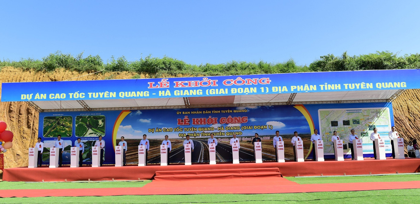 Đại biểu bấm nút khởi công đường cao tốc Tuyên Quang - Hà Giang, đoạn qua tỉnh Tuyên Quang. Đại biểu bấm nút khởi công đường cao tốc Tuyên Quang - Hà Giang, đoạn qua tỉnh Tuyên Quang.