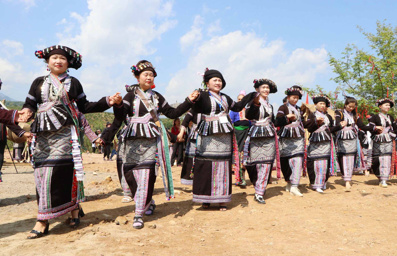 Nhân dân và du khách hòa mình vào điệu xòe. Nhân dân và du khách hòa mình vào điệu xòe.