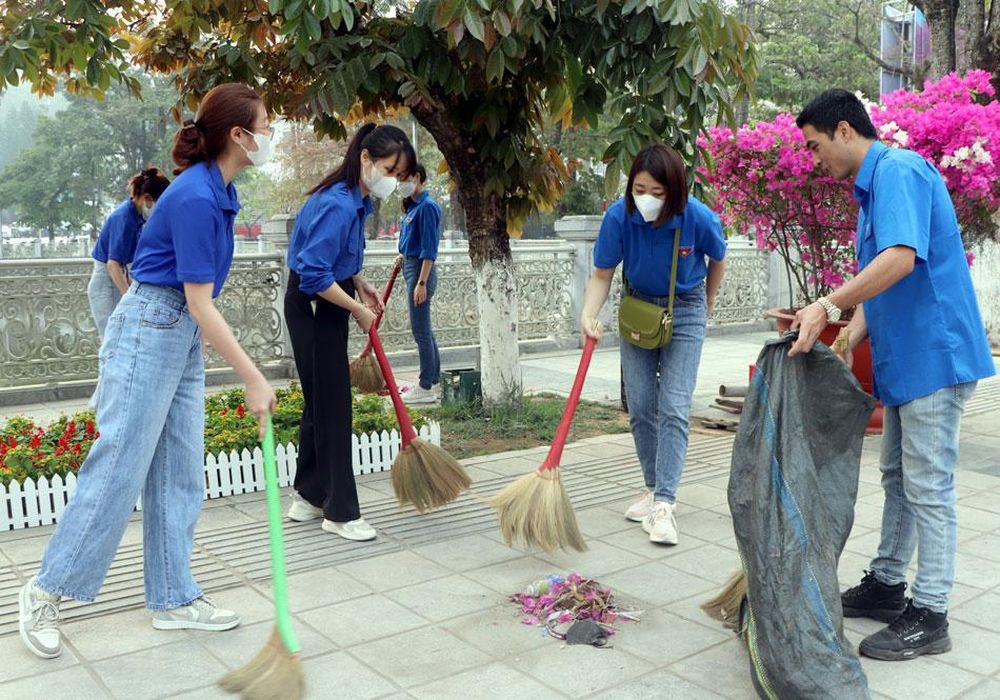 Đoàn viên, thanh niên Điện Biên quét dọn, thu gom rác trên các tuyến đường.