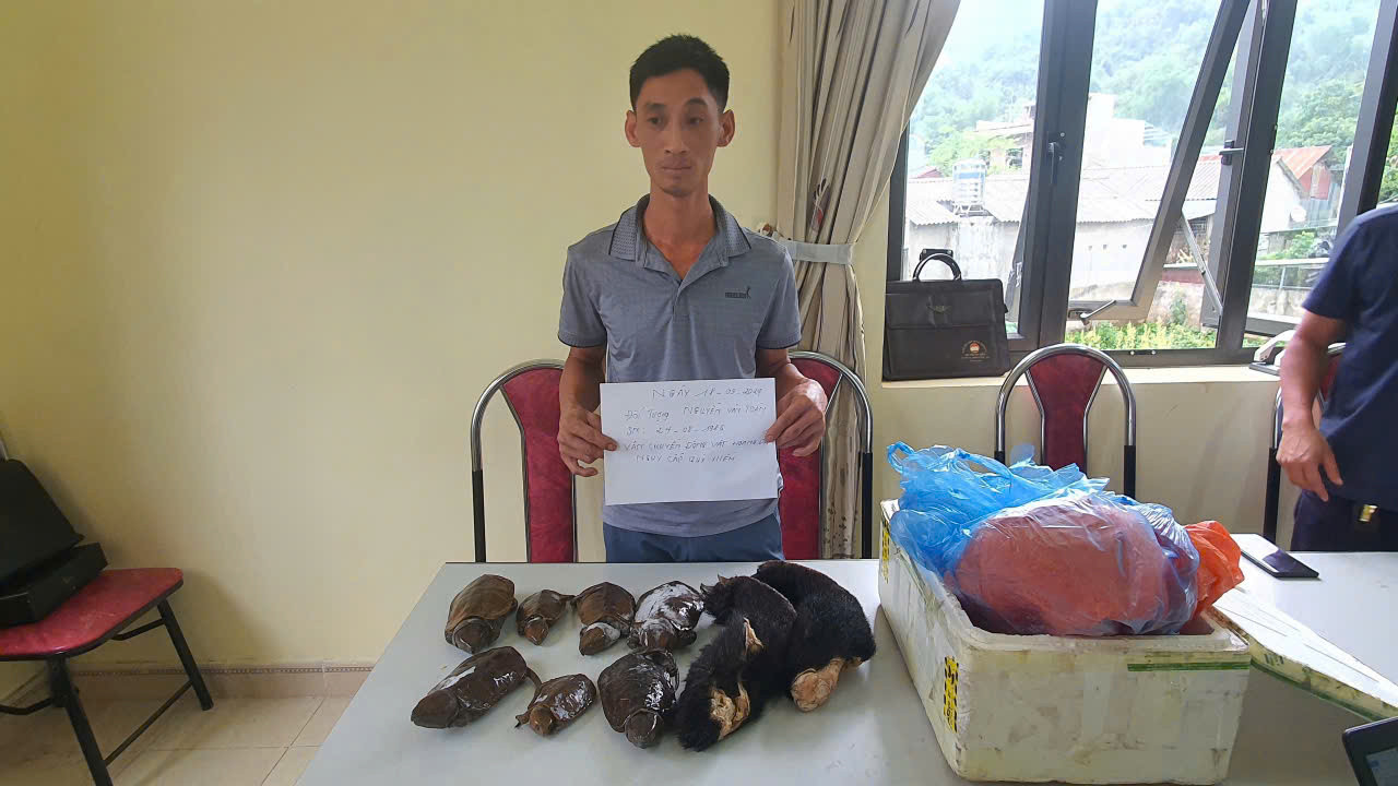 Bị can Nguyễn Văn Toàn cùng tang vật. Bị can Nguyễn Văn Toàn cùng tang vật.