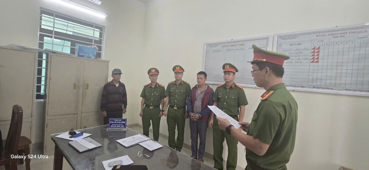 Cơ quan Cảnh sát điều tra thi hành lệnh bắt bị can Bùi Văn Cường (ở giữa). Cơ quan Cảnh sát điều tra thi hành lệnh bắt bị can Bùi Văn Cường (ở giữa).