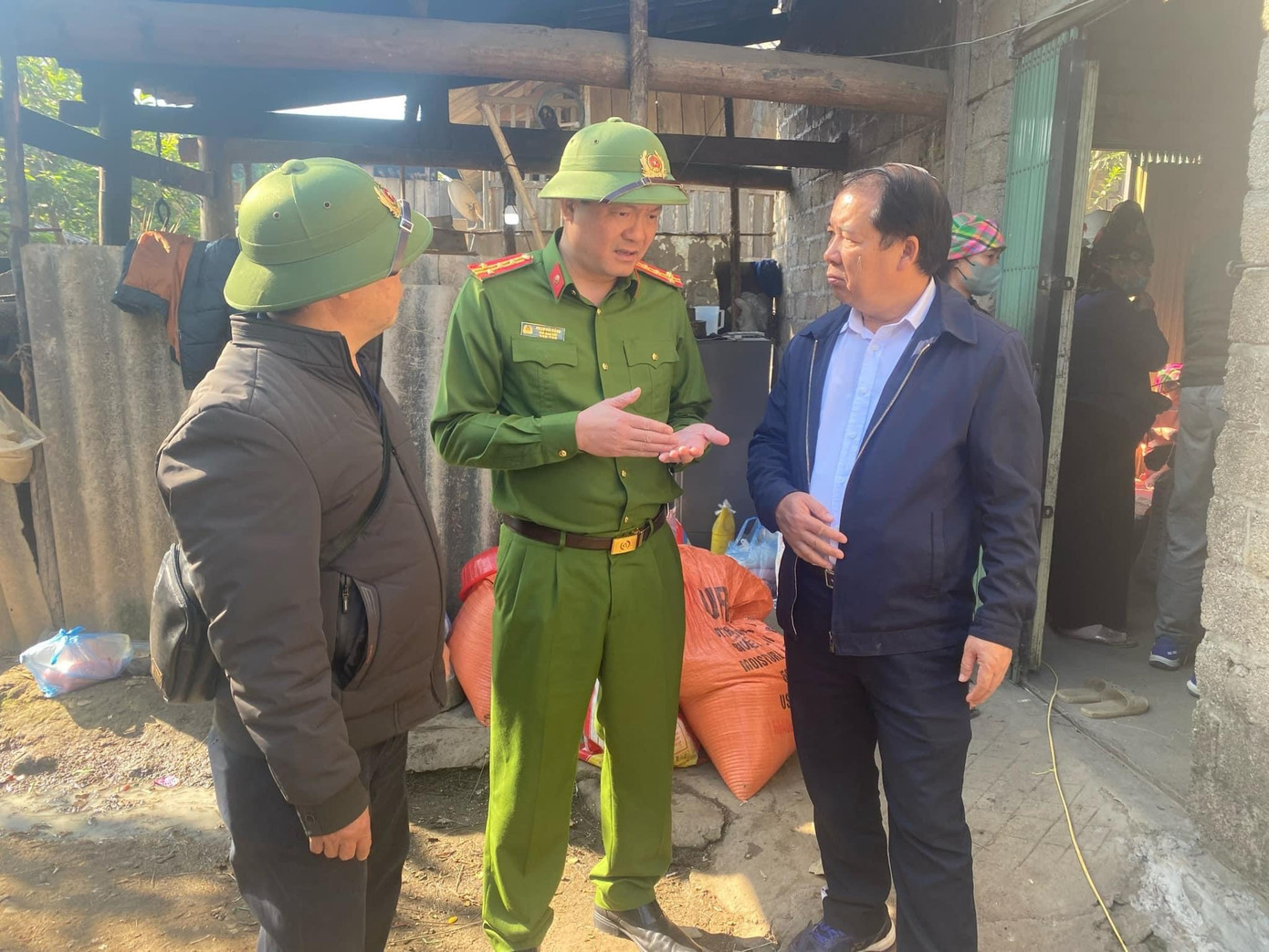 Đại tá Phạm Hải Đăng, Phó Giám đốc Công an tỉnh Lai Châu chỉ đạo lực lượng chức năng truy tìm nghi phạm.