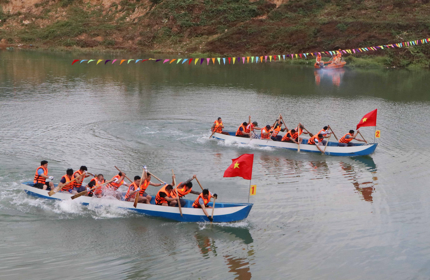 Các đội thi xuất phát.