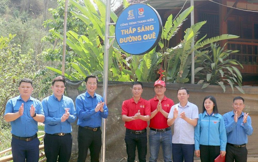 Tỉnh Đoàn Điện Biên và đại diện Chi nhánh Công ty Cổ phần Thương mại Bia Sài Gòn Miền Bắc khánh thành công trình “Thắp sáng đường quê”.